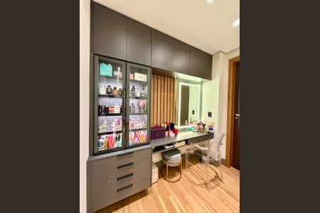 Apartamento à venda com 190m², 3 quartos e 4 vagas Apartamento à venda com 190m², 3 quartos e 4 vagasCloset