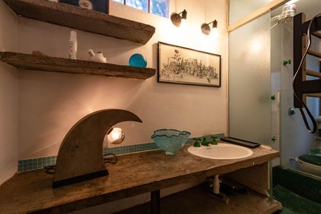 Casa à venda com 300m², 7 quartos e 5 vagasBanheiro da Suíte 1