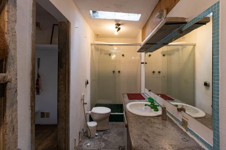 Casa à venda com 300m², 7 quartos e 5 vagasBanheiro da Suíte 2