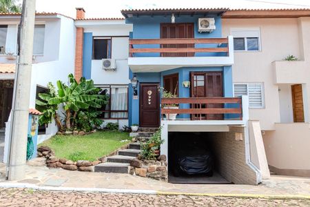 Casa de condomínio à venda com 200m², 3 quartos e 2 vagas Casa de condomínio à venda com 200m², 3 quartos e 2 vagasFachada