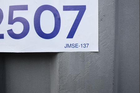 Casa para alugar com 100m², 2 quartos e 10 vagasPlaca instalada no dia 20-03-2026, com o Codigo JSME-137