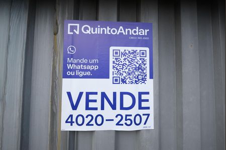 Casa para alugar com 100m², 2 quartos e 10 vagasPlaca instalada no dia 20-03-2026, com o Codigo JSME-137