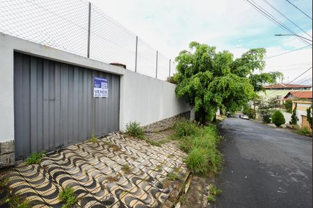 Casa para alugar com 100m², 2 quartos e 10 vagasPlaca instalada no dia 20-03-2026, com o Codigo JSME-137