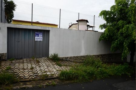 Casa para alugar com 100m², 2 quartos e 10 vagasFachada