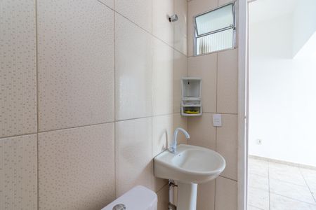 Banheiro de casa para alugar com 1 quarto, 50m² em Vila Francos, São Paulo