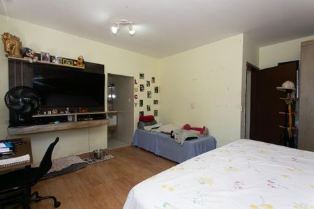 Casa à venda com 269m², 4 quartos e 3 vagasSuíte 2