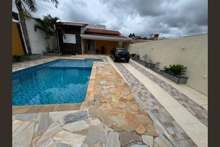 Casa à venda com 417m², 2 quartos e 5 vagas Casa à venda com 417m², 2 quartos e 5 vagasPiscina