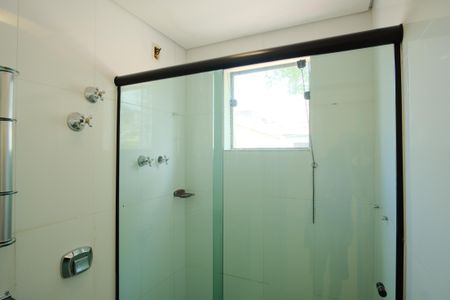 Casa à venda com 280m², 3 quartos e 6 vagasBanheiro da Suíte 2