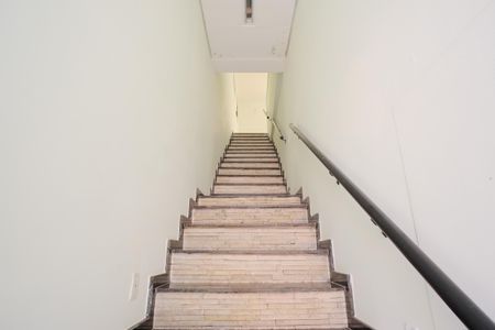 Casa à venda com 280m², 3 quartos e 6 vagasEscada