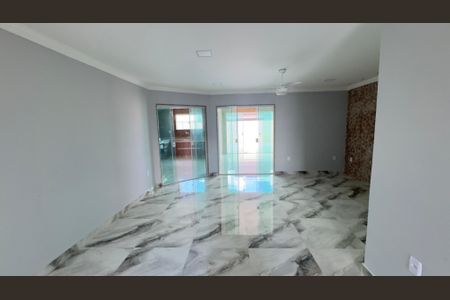 Sala de casa de condomínio para alugar com 6 quartos, 240m² em Cajueiros, Maricá