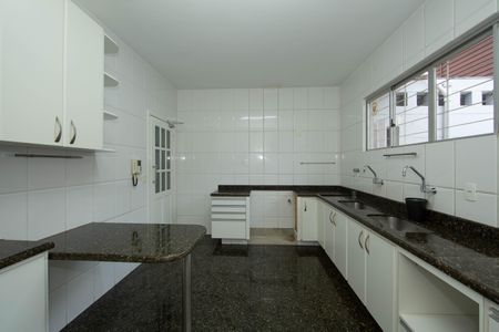 Casa para alugar com 400m², 4 quartos e 4 vagas Casa para alugar com 400m², 4 quartos e 4 vagasCOZINHA