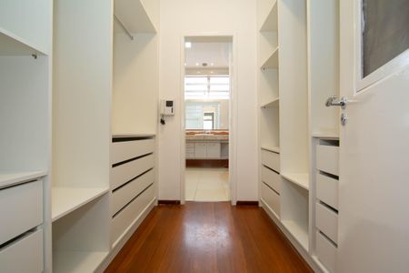 Casa para alugar com 400m², 4 quartos e 4 vagas Casa para alugar com 400m², 4 quartos e 4 vagasCLOSET QUARTO1