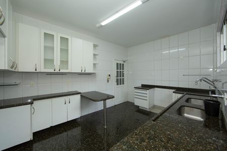 Casa para alugar com 400m², 4 quartos e 4 vagas Casa para alugar com 400m², 4 quartos e 4 vagasCOZINHA