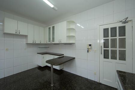 Casa para alugar com 400m², 4 quartos e 4 vagas Casa para alugar com 400m², 4 quartos e 4 vagasCOZINHA