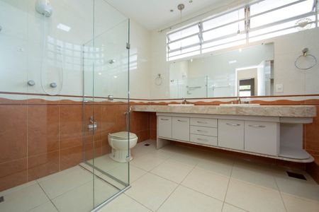 Casa para alugar com 400m², 4 quartos e 4 vagas Casa para alugar com 400m², 4 quartos e 4 vagasBANHEIRO1