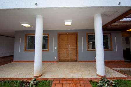 Casa para alugar com 400m², 4 quartos e 4 vagas Casa para alugar com 400m², 4 quartos e 4 vagasFACHADA