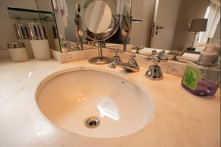 Apartamento para alugar com 193m², 4 quartos e 3 vagasBanheiro da Suíte 2