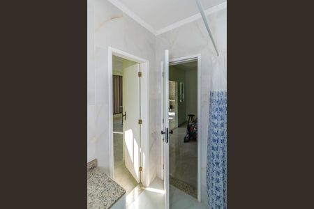 Casa à venda com 473m², 5 quartos e sem vaga Casa à venda com 473m², 5 quartos e sem vaga3º andar - Banheiro Canadense