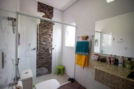 Casa de condomínio para alugar com 327m², 4 quartos e 6 vagas Casa de condomínio para alugar com 327m², 4 quartos e 6 vagasBanheiro da Suíte 2