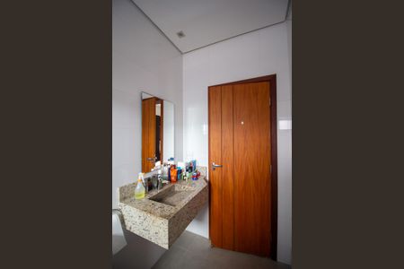 Casa de condomínio para alugar com 327m², 4 quartos e 6 vagas Casa de condomínio para alugar com 327m², 4 quartos e 6 vagasBanheiro da Suíte 4