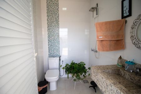 Casa de condomínio para alugar com 327m², 4 quartos e 6 vagas Casa de condomínio para alugar com 327m², 4 quartos e 6 vagasBanheiro Externo