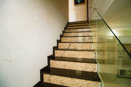 Casa para alugar com 140m², 3 quartos e 2 vagasEscada