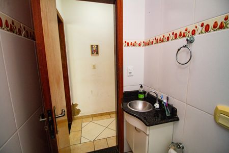 Casa para alugar com 140m², 3 quartos e 2 vagasBanheiro Social