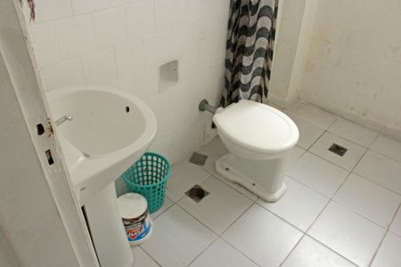 Banheiro de kitnet/studio para alugar com 1 quarto, 38m² em Gonzaga, Santos