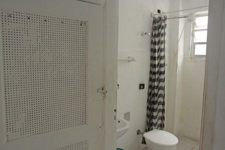 Banheiro de kitnet/studio para alugar com 1 quarto, 38m² em Gonzaga, Santos