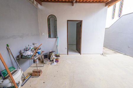 Casa para alugar com 220m², 2 quartos e 2 vagas Casa para alugar com 220m², 2 quartos e 2 vagasgaragem / quintal