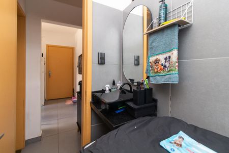 Banheiro de apartamento à venda com 1 quarto, 40m² em Rio Branco, Porto Alegre