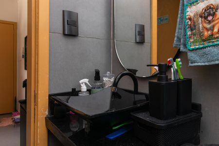 Banheiro de apartamento à venda com 1 quarto, 40m² em Rio Branco, Porto Alegre