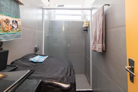 Banheiro de apartamento à venda com 1 quarto, 40m² em Rio Branco, Porto Alegre