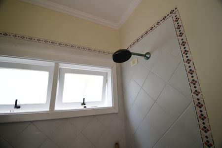 Casa de condomínio para alugar com 454m², 4 quartos e 3 vagasBanheiro de serviço