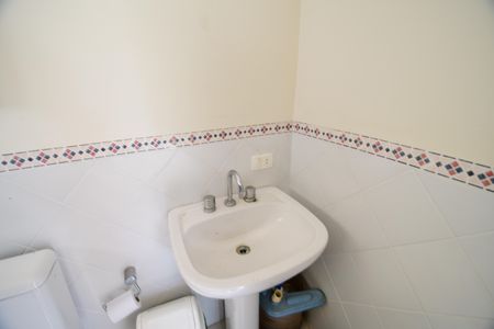 Casa de condomínio para alugar com 454m², 4 quartos e 3 vagasBanheiro de serviço