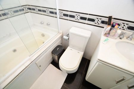 Casa de condomínio para alugar com 454m², 4 quartos e 3 vagasBanheiro Suíte 