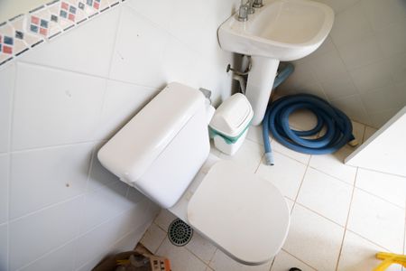 Casa de condomínio para alugar com 454m², 4 quartos e 3 vagasBanheiro de serviço