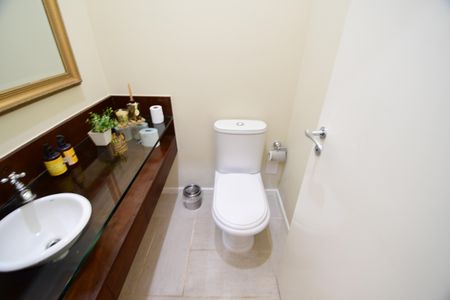 Casa de condomínio para alugar com 454m², 4 quartos e 3 vagasLavabo