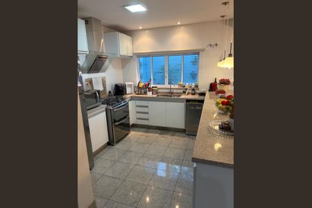 Casa à venda com 249m², 4 quartos e 4 vagas Casa à venda com 249m², 4 quartos e 4 vagasFoto 02