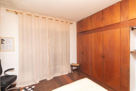 Casa à venda com 321m², 6 quartos e 5 vagas Casa à venda com 321m², 6 quartos e 5 vagasQuarto 1