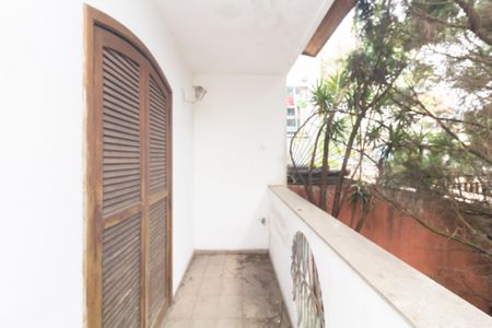 Casa à venda com 321m², 6 quartos e 5 vagas Casa à venda com 321m², 6 quartos e 5 vagasVaranda