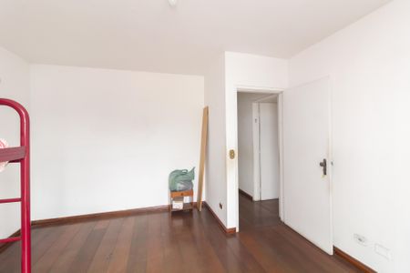 Casa à venda com 321m², 6 quartos e 5 vagas Casa à venda com 321m², 6 quartos e 5 vagasQuarto 3