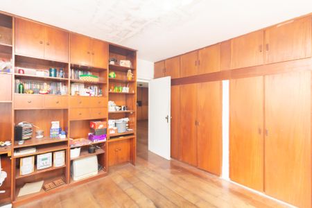 Casa à venda com 321m², 6 quartos e 5 vagas Casa à venda com 321m², 6 quartos e 5 vagasQuarto 2