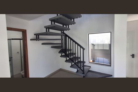 Casa de condomínio para alugar com 182m², 3 quartos e 1 vagaEscada