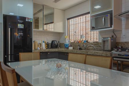 Casa à venda com 267m², 2 quartos e 2 vagas Casa à venda com 267m², 2 quartos e 2 vagasCozinha