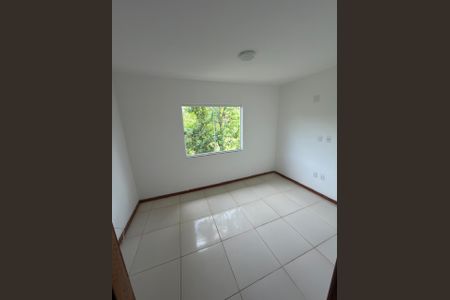 Quarto de casa de condomínio para alugar com 2 quartos, 75m² em Bosque Fundo, Maricá