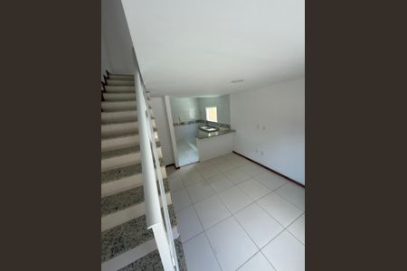 Sala de casa de condomínio para alugar com 2 quartos, 75m² em Bosque Fundo, Maricá