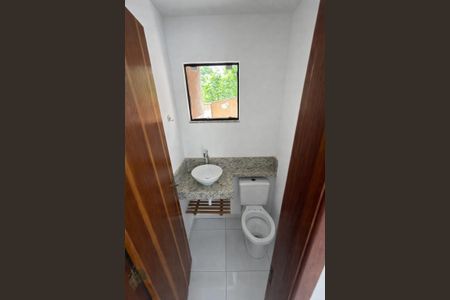 Banheiro de casa de condomínio para alugar com 2 quartos, 75m² em Bosque Fundo, Maricá