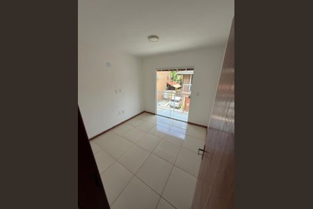 Quarto de casa de condomínio para alugar com 2 quartos, 75m² em Bosque Fundo, Maricá