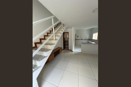 Sala de casa de condomínio para alugar com 2 quartos, 75m² em Bosque Fundo, Maricá